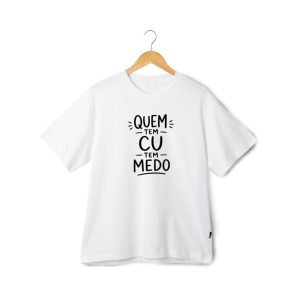 T-shirt Mulher "Quem tem cu tem medo" (100% algodão) - modelo "cropped"
