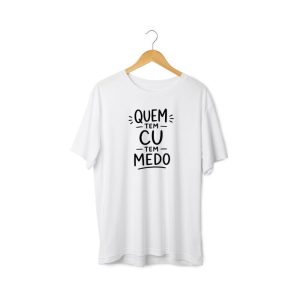 NOVA COLEÇÃO: T-shirt homem “quem tem cu, tem medo” (100% algodão) | Disponível em branco ou preto